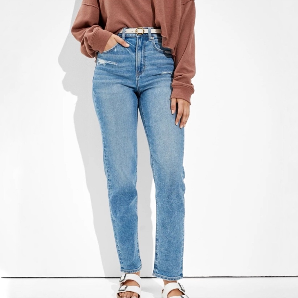 American Eagle medium wash Mom Jean